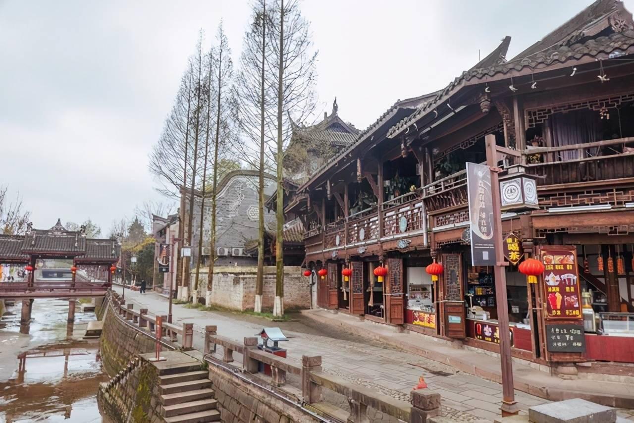 白色T恤搭配蓝色牛仔短裤，简约大气的风格你会喜欢吗？游戏画面